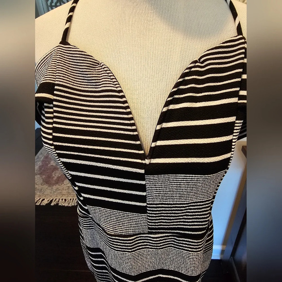 Charlotte Russe •Size Large• Black and White Striped form-fitting dress ☆NWT☆ - Picture 6 of 10
